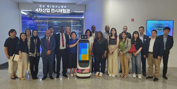 주한외교단 4차산업 전시체험관 방문 /사진제공=GH