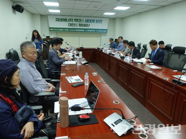 6일 국회의원회관 제3간담회실에서 환경일보와 (사)ESG코리아가 공동주관 하고 양기대 더불어민주당 의원실이 주최한 '재생에너지 확대와 생태계 보전 대안을 찾아라' 국회 정책 토론회 전경 /사진=김인성 기자