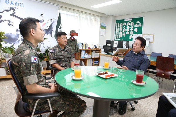 최대호 안양시장(오른쪽), 박달스마트시티 사업부지인 3623부대를 방문해 양여부지와 기부부지 등을 둘러보고 나종철 대대장(왼쪽)과 간담 나눠 /사진제공=안양시 