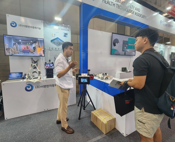 이편한자동화기술은 일산 킨텍스 국제안전보건전시회에서 중장비 인체 인식 방호장치, 고소작업대 비접촉식 과상승예방장치 등을 참관객에 선보였다. /사진=박선영 기자