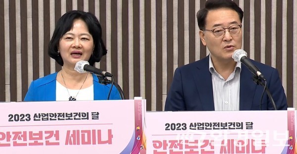 이날 개회사에나선 정혜선 한국보건안전단체총연합회 회장(왼쪽)과 류장진 안전보건공단 사업이사는 포럼을통해 연합회와 안전보건공단이 안전·보건관리자를 위해 어떤 지원을 할 수 있는지 의견을 제시해주길 바란다고 밝혔다. /사진=박준영 기자