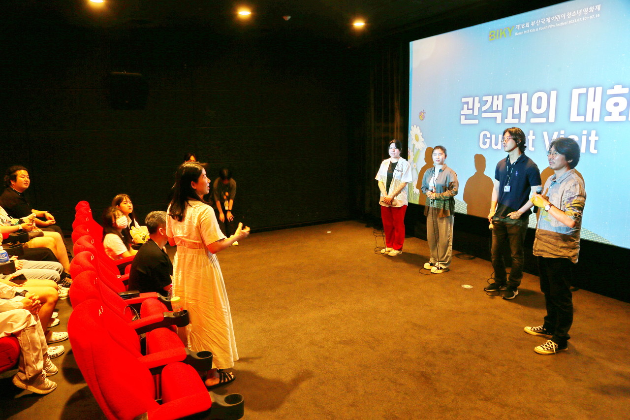 청소년단편영화 제작지원작 상영 후 GV 시간을 갖고 있는 연출감독들 /사진=권영길 기자