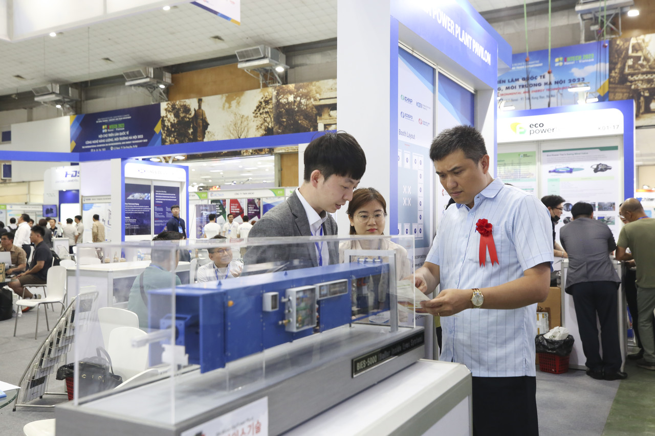 전시관에서 제품을 설명하고 있는 관계자 /사진제공=(주)벡스코