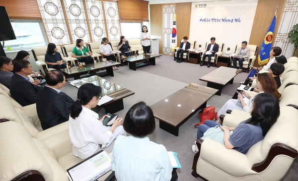 염종현 의장, 일 오염수 해양방류 관련 학부모 접견 /사진제공=경기도의회