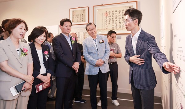 ‘용인의 명가 시리즈’ 기획전 전시 설명 /사진제공=용인시