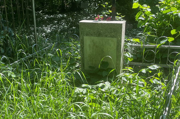 키르기스스탄 공화국 수도 비슈케크 공동묘지에 방치된 최재형 부인의 묘 /사진제공=서경덕 교수팀