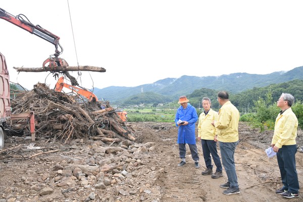 환경공단은 집중호우로 인해 큰 피해를 입은 지역에 가용한 인력, 장비를 모두 투입해 전방위 복구지원에 나섰다. /사진제공=한국환경공단