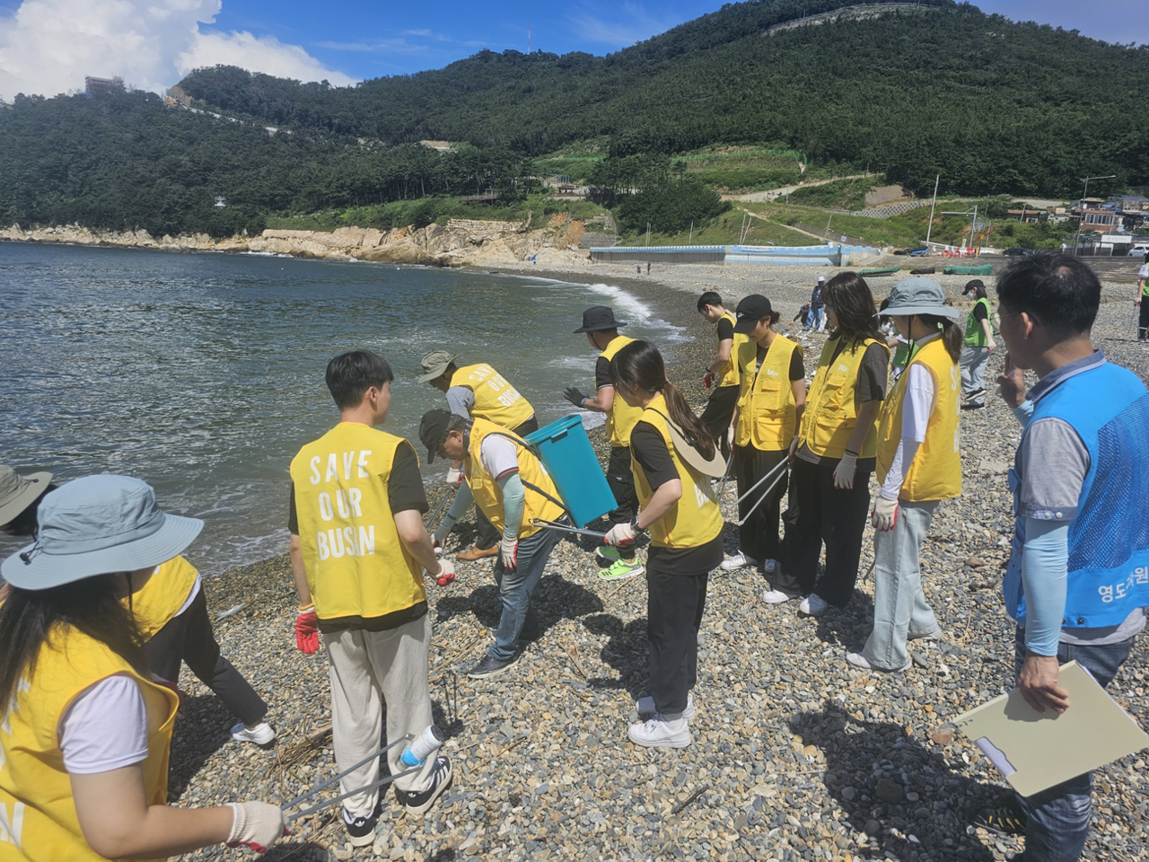 감지덕지 해양환경 정화 활동 참여자들  /사진제공=부산관광공사