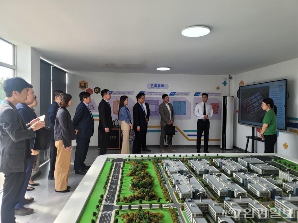 중한장춘 국제협력시범구 단지 사업 설명을 듣고 있는 한중기업가협회 방문단