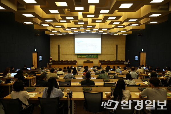 지난 26일 서울 대한상공회의소 의원회의실에서 한국환경연구원과 환경부는 ‘기후 리스크 공시 대응을 위한 적응정보의 제공 방향’을 주제로 포럼을 공동 개최했다. /사진=박준영 기자