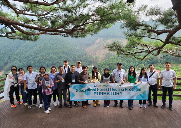 아시아 8개국의 외교관과 대사가 국립산림치유원을 방문해 한국의 산림복지서비스를 체험하고 감상하는 시간을 가졌다. /사진제공=한국산림복지진흥원