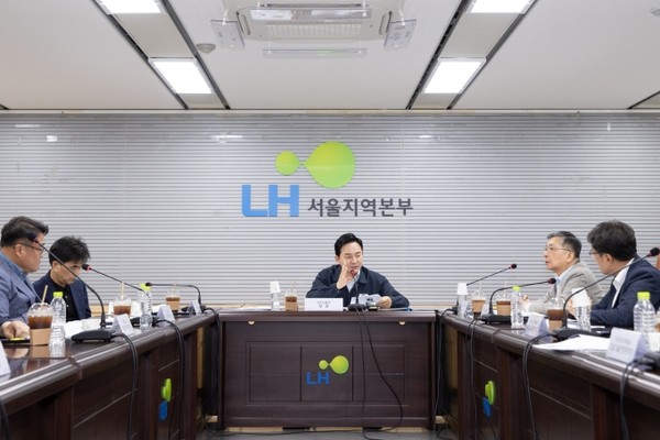 LH 공공주택 긴급안전점검 회의를 주재한 원희룡 국토부장관 /사진제공=국토교통부