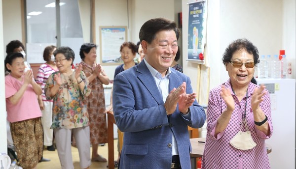 박승원 광명시장, 관내 무더위쉼터를 이용하는 어르신들을 찾아 건강을 살피고 세심한 지원 약속 /사진제공=광명시 