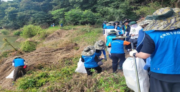 한국환경공단은 8월 1~2일 이번 집중호우로 인한 수해복구에 동참하기 위해 110여 명의 임직원들이 예천군 수해 피해지역 복구 지원활동을 펼쳤다. /사진=한국환경공단