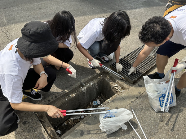 시민 60명으로 구성된 쓰담필터 크루는 지난 8주간 서울 동작구 빗물받이 78개 정화, 담배꽁초 약 1만950개, 일반쓰레기 20.06kg을 수거했다. /사진제공=환경재단