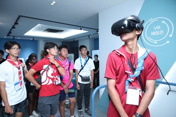 싱가포르 대표단이 지하수 전시 체험관에서 VR 체험을 하고 있다./사진=한국수자원공사