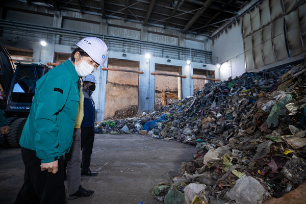  ‘폐기물관리법’ 시행규칙 일부 개정으로 사전에 허가 또는 승인을 받거나 신고한 처분용량(또는 재활용용량)의 이내에서 폐기물을 처리토록 의무화했다. /사진제공=환경부