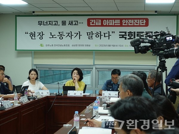 본 긴급 토론회에 참석한 현장 노동자 중 30년 현장 경력의 김봉현 레미콘 노동자는 “건설현장에서 레미콘은 원청에서 직접 관리하고 있지만 불량레미콘이 발견돼도 대충 넘어가는 경우가 많다”고 내부고발했다. 심상정 의원(가운데)이 건설 관계자들의 얘기를 경청하고 있다. /사진=김인성 기자