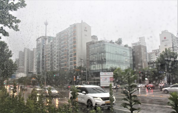 태풍 '카눈'이 북상 중인 10일 서울 마포구에서 차량이 빗속을 이동하고 있다. /사진=박선영 기자