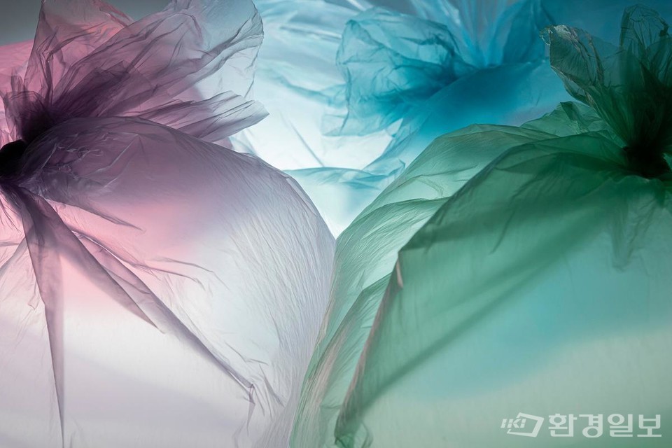 독일 스타트업 기업 Traceless는 전분이나 양조장 잔류물과 같은 농업 폐기물을 다양한 대안 플라스틱 비닐로 바꾸는 기술을 고안했다.