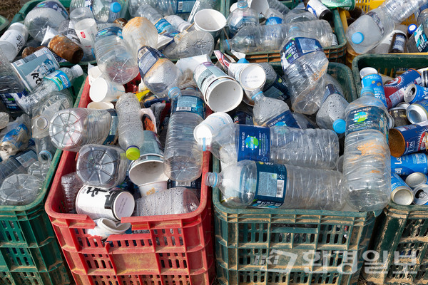 플라스틱은 생산 공정과 사용, 처리 과정에서 사람의 인체에 다양한 유해를 가하기 때문에 최소한도로 플라스틱을 사용하는 습관을 들이면 여러 모로 도움이 된다.