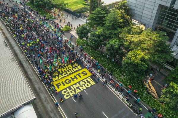 인도네시아 자카르타에서 그린피스 활동가들이 '세계 자전거의 날(6월 3일)'과 '환경의 날(6월 5일)'을 맞아 그린 모빌리티 캠페인을 벌이고 있다. /사진제공=그린피스