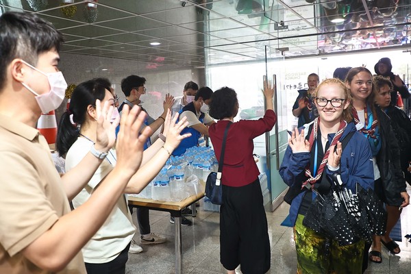 10일 명지대에서 열린 공연 관람하기 위해 입장하는 대원들 /사진제공=용인시
