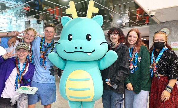 잼버리 대원들이 용인특례시 공식 캐릭터 조아용과 기념촬영 /사진제공=용인시