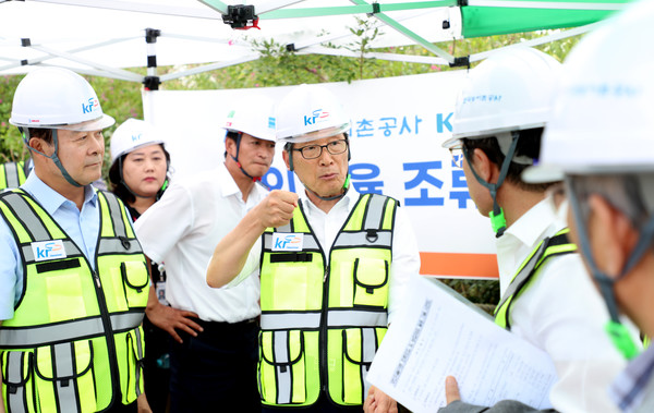 한국농어촌공사 이병호 사장은 18일 조류포집 현장 시연회에 참석하여 깨끗한 농업용수 관리에 최선을 다해달라고 당부하고 있다./사진제공=한국농어촌공사