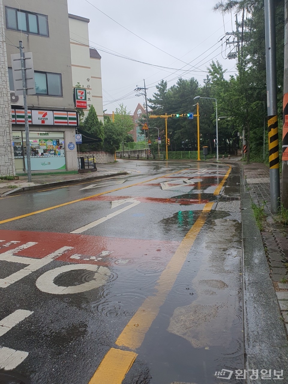 비가 온 편의점 앞 도로에 물이 고여 있다. /사진=김경훈 객원기자