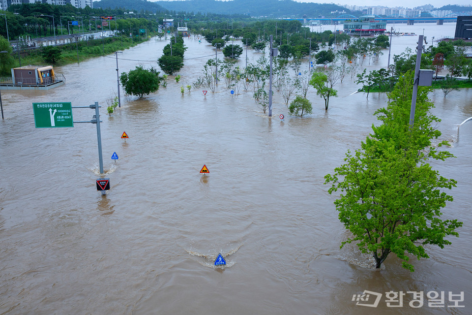 지난 7월 13일부터 17일까지 5일 동안 충남과 충북, 경북 등에 최고 570mm가 넘는 기록적인 '극한 호우'가 내렸다.