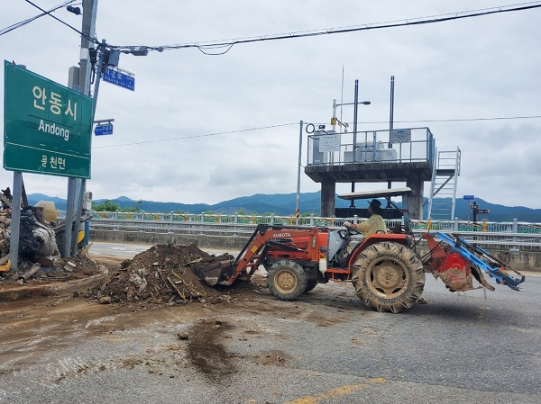 트랙터를 이용한 노상 적치물 정비 현장  /사진제공=안동시