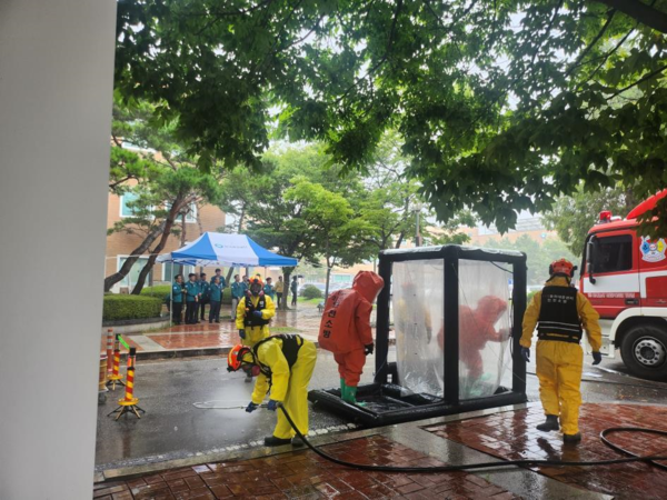 한국환경공단은 22일 인천 서구 본사에서 17사단, 인천서부 119화학대응센터와 합동 훈련을 실시했다. /사진=한국환경공단