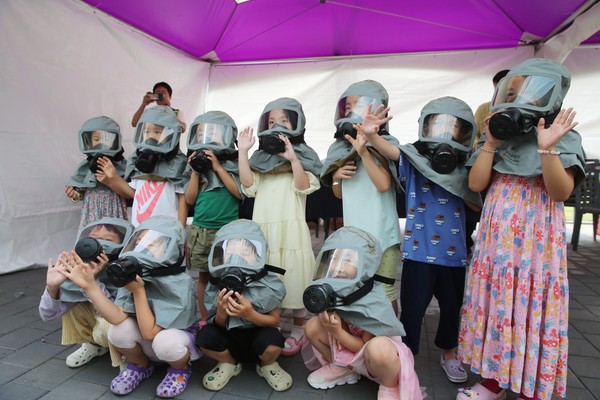 핵 및 화생방 대비 방독면을 쓰고 행동 요령을 익히는 어린이들 /사진제공=부천시