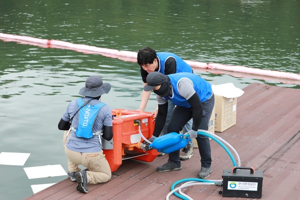 오염물질 제거 훈련 /사진제공=한국환경공단