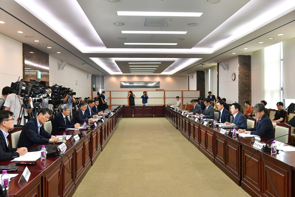 국토교통부는 검단아파트 지하주차장 붕괴사고(4.28.)와 관련해 8월27일(일) 오후 원희룡 장관 주재로 주체별 처분 사항, 사고현장 시행사인 GS건설의 전국 아파트 현장에 대한 안전점검 결과, 한국토지주택공사(LH)의 해당현장 정밀안전진단 결과 등을 논의했다. /사진=국토교통부