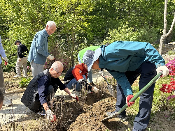 국토녹화 50주년 기념해 진행된 나무 심기 행사 /사진제공=강원도 