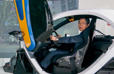 유길상 총장이 ‘다담미래학습관’ 1층에 설치된 ‘실차 기반 자동주행 시뮬레이터를 이용한 자율주행차량’에 탑승해 시연하는 모습. /사진=고용노동부