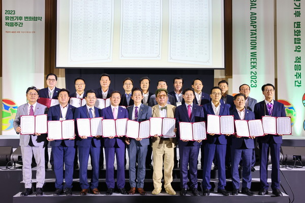 김성제 의왕시장, 30일 인천 송도에서 열린 선언식 참석해 기후적응 선언문을 낭독했다. (의왕시 제공)