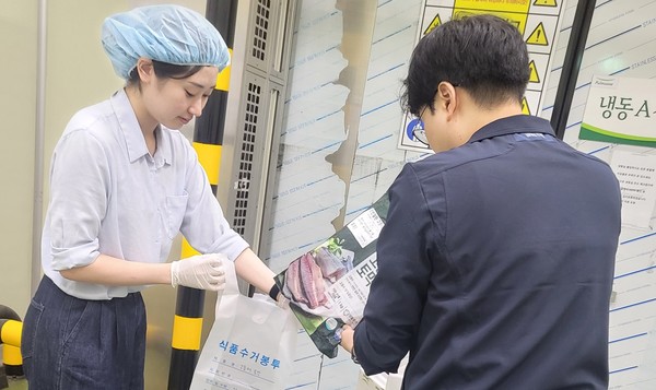 식재료 업체에서 수산물 시료 채취 /사진제공=용인시