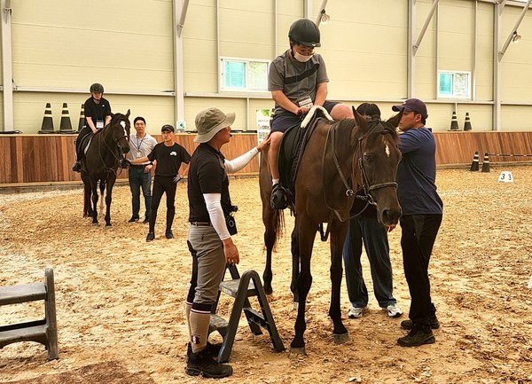 발달장애인 정서치유 위한 재활승마 체험 /사진제공=경기도의회