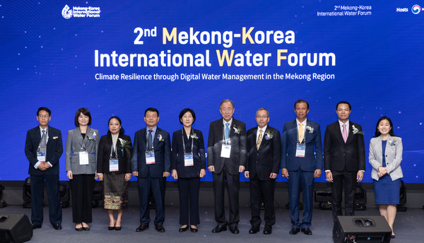 한화진 환경부장관이 제2차 한-메콩 국제 물포럼에 참석하여 반기문 제8대 UN 사무총장, 윤석대 한국수자원공사 사장 및 메콩 국가 참석자들과 함께 기념촬영을 하고 있다. /사진=환경부