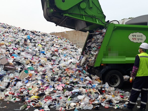 1997년 폐기물관리법 개정으로 음식물 직매립 제한, 2005년 직매립 금지, 2013년 음식물 폐기물 종량제 도입 등 정부는 계속해서 음식물 폐기물을 관리하기 위해 노력하고 있다. /사진=환경일보DB 
