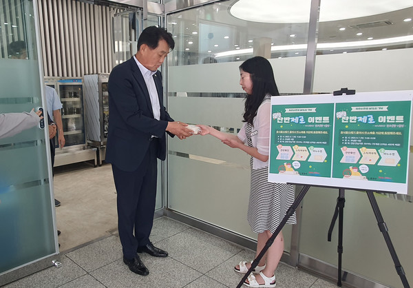 잔반없어 EM 비누를 받은 하은호 시장 /사진제공=군포시 