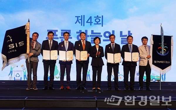 정부 기념식에서는 대기환경 개선으로 대통령 및 국무총리 표창을 받은 유공자 총 5명(대통령 표창 3명, 국무총리 표창 2명)이 정부 포상을 수상한 후 기념 촬영을 하고 있다. /사진=김인성 기자