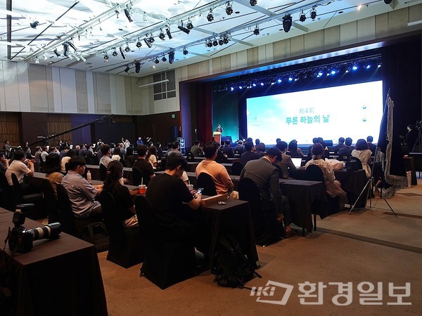 우리나라가 제안해 지정된 최초의 유엔 기념일이자 정부 기념일인 대기환경 개선의 전 세계 공동 행동 촉구를 위한 ‘푸른 하늘의 날’ 정부 기념식이 7일 서울 영등포구 63빌딩 컨벤션센터에서 환경부, 외교부 주최로 열렸다. /사진=김인성 기자