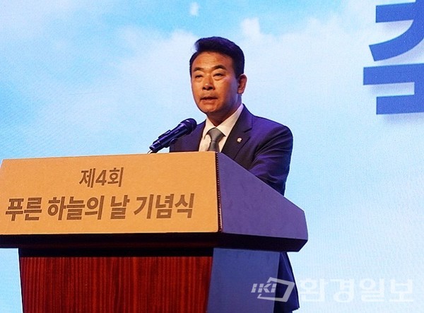 박정 국회 환경노동위원회 위원장은 전 세계가 건강 기준을 초과하는 대기 환경에 노출돼 있으며 대기 오염으로 인한 사망자가 매년 약 700만명에 달해 전 세계적인 조치가 시급한 상황이라는 점을 강조했다. /사진=김인성 기자