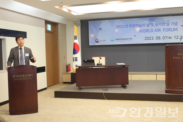 이창훈 한국환경연구원 원장은 푸른하늘의 날 국제심포지엄에서 "기후위기로 인한 피해는 발생한 곳에만 한정되지 않으며 기후난민을 포함한 타 국가 문제도 우리가 감당해야 할 수도 있을 것"이라고 말했다. /사진=박선영 기자