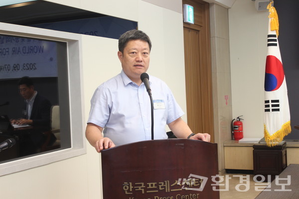 지난 20년간 중국이 지방정부와 시행해온 대기오염물질 배출량 감소 정책에 대해 설명하고 있는 첸빈 중국과학원 대기물리연구소 교수 /사진=박선영 기자