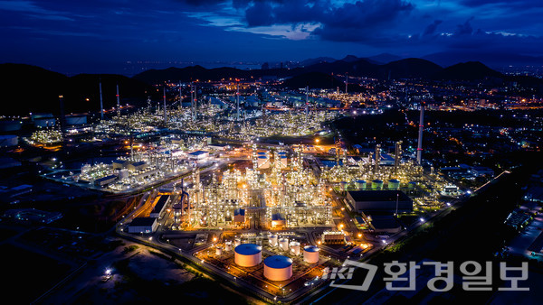 글로벌 탄소저감 움직임이 추진됨에 따라 석유화학단지의 역차별의 문제 등이 제기되면서 탈탄소 과정에서의 정의로운 전환에 대한 공론화가 필요하다는 지적이 이어지고 있다.